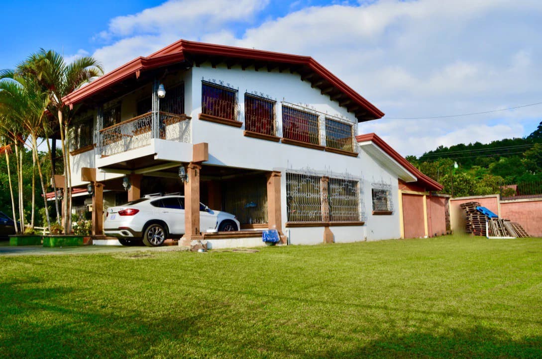 Spectacular 4BR House for sale in San Rafael - Heredia, ideal for a large family, or for those looking for a rental income option!