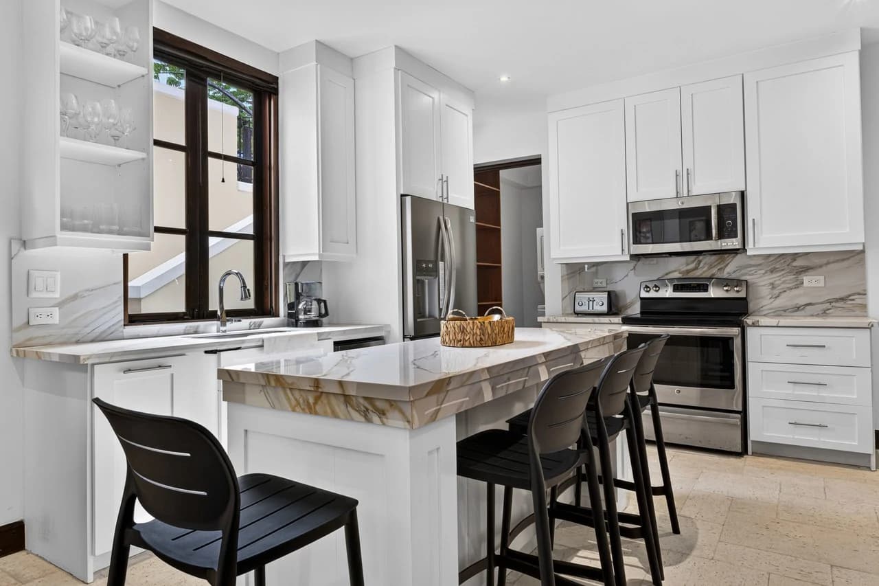 16 Avenida La Antigua: Renovated Turn- Key Living in the Heart of Las Catalinas - photo 6