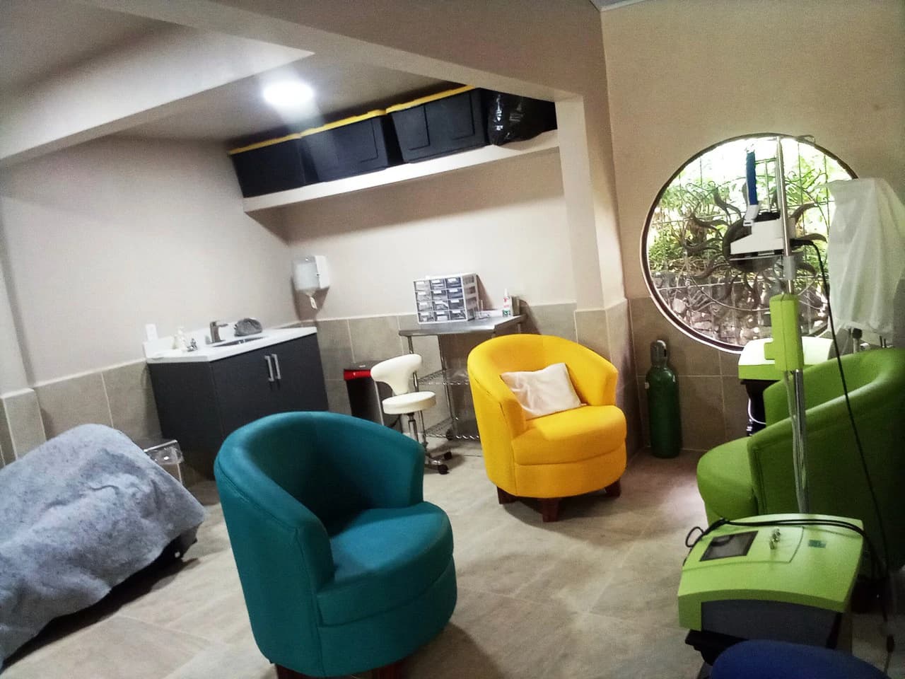 Hotel Opportunity!: HUGE PRICE DROP! Hotel & Medical Spa/Clinic in the heart of town! - photo 16