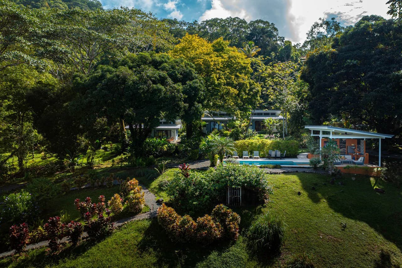 Estate Property in Escaleras, Multi-Use, Residential/HOTEL/Commercial - photo 2