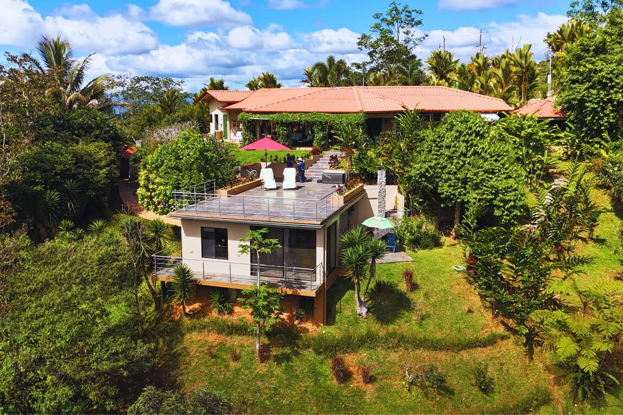 Countryside House For Sale in Santa Elena