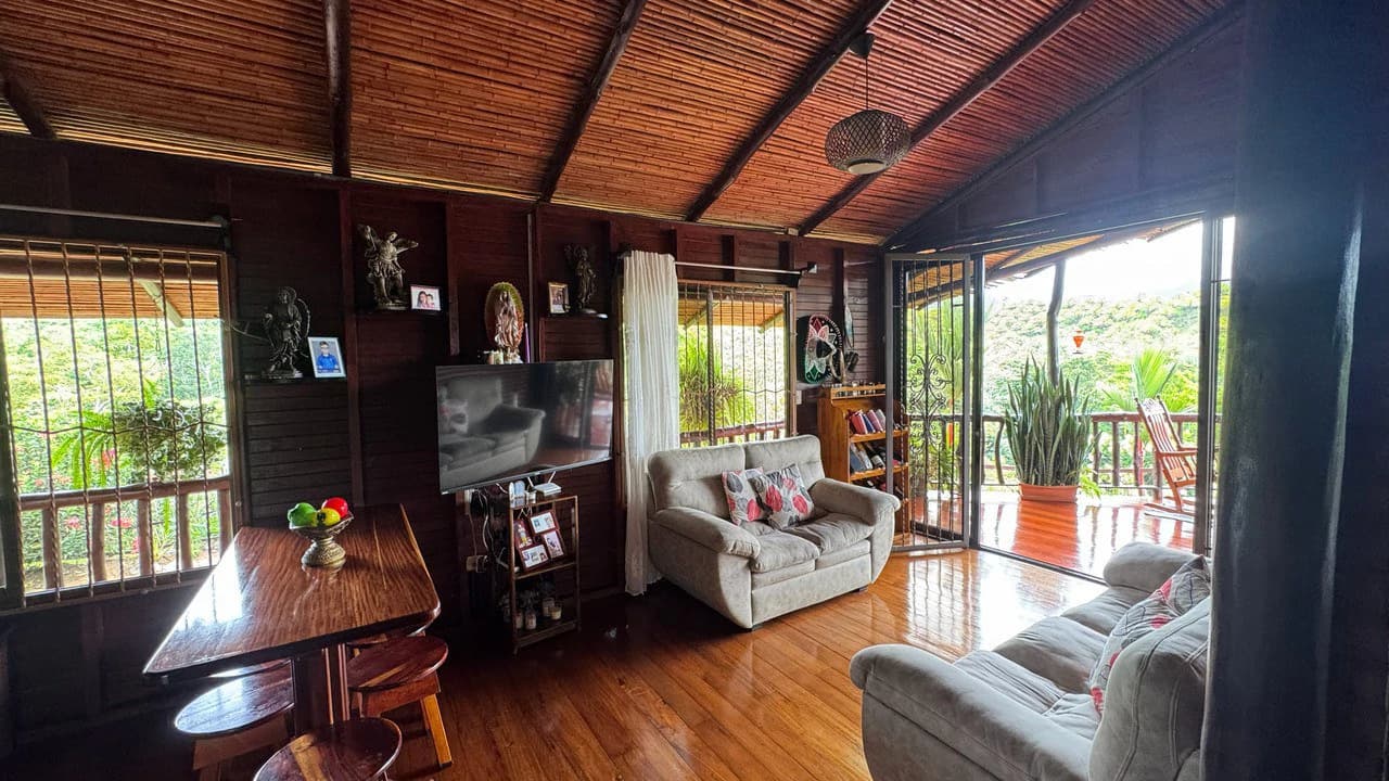 Charming Hardwood Cabin with Fruit Garden Near San Isidro - photo 26