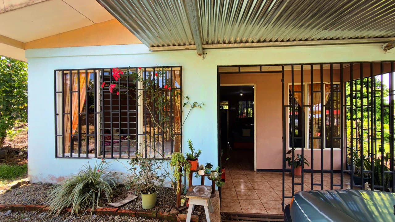 RURAL HOME IN PEACEFUL ENVIRONMENT AT PLAYA VERDE, SANTA ELENA 206 SQM LOT - photo 3