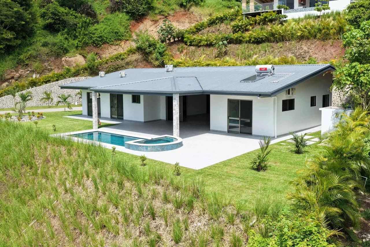 New Single-Story Home for Sale in Las Rocas, Atenas – Pool, Jacuzzi & Panoramic Views - photo 3