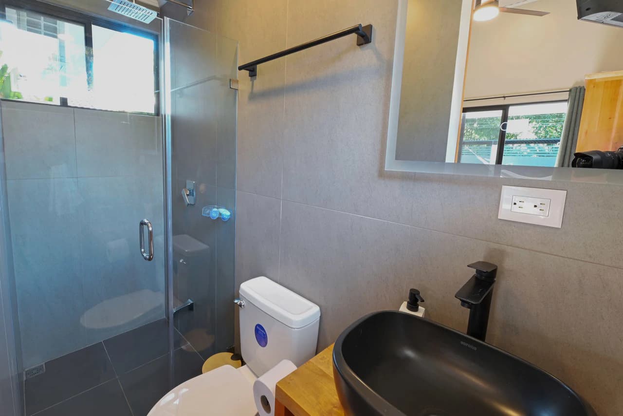 Modern Coastal Luxury: New 3-Bedroom Home Steps from South Pacific Beach: Near the Coast House For Sale in Uvita - photo 14