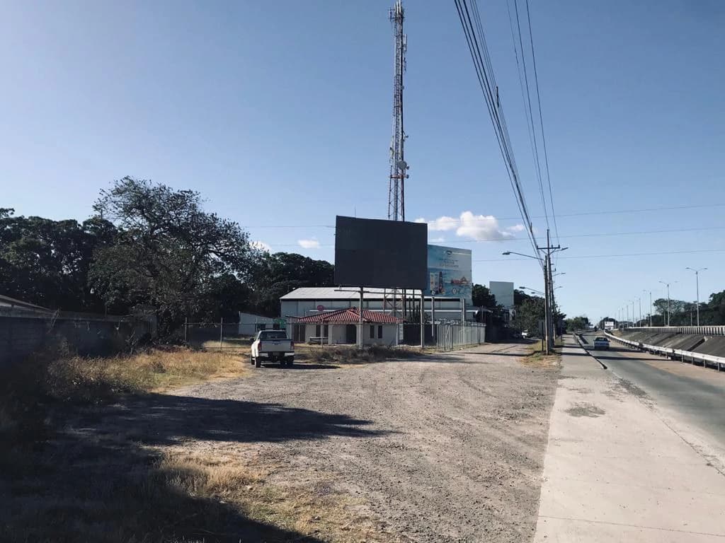 Large Commercial House, in front of Inter-American Highway and Mall in Liberia - photo 25