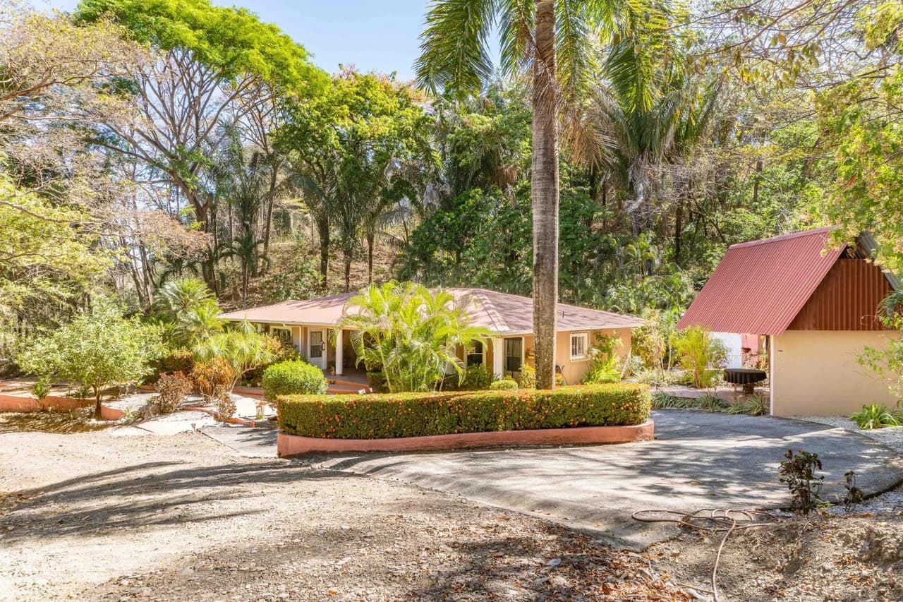 Casa Sereno: A Spacious Retreat Just Minutes From Town - photo 2