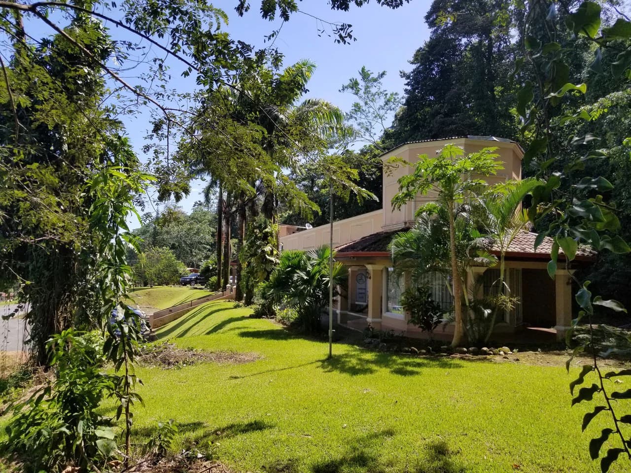 Solid investment in Limón: Consolidated commercial property in Siquirres: Mixed Use Building For Sale in Siquirres