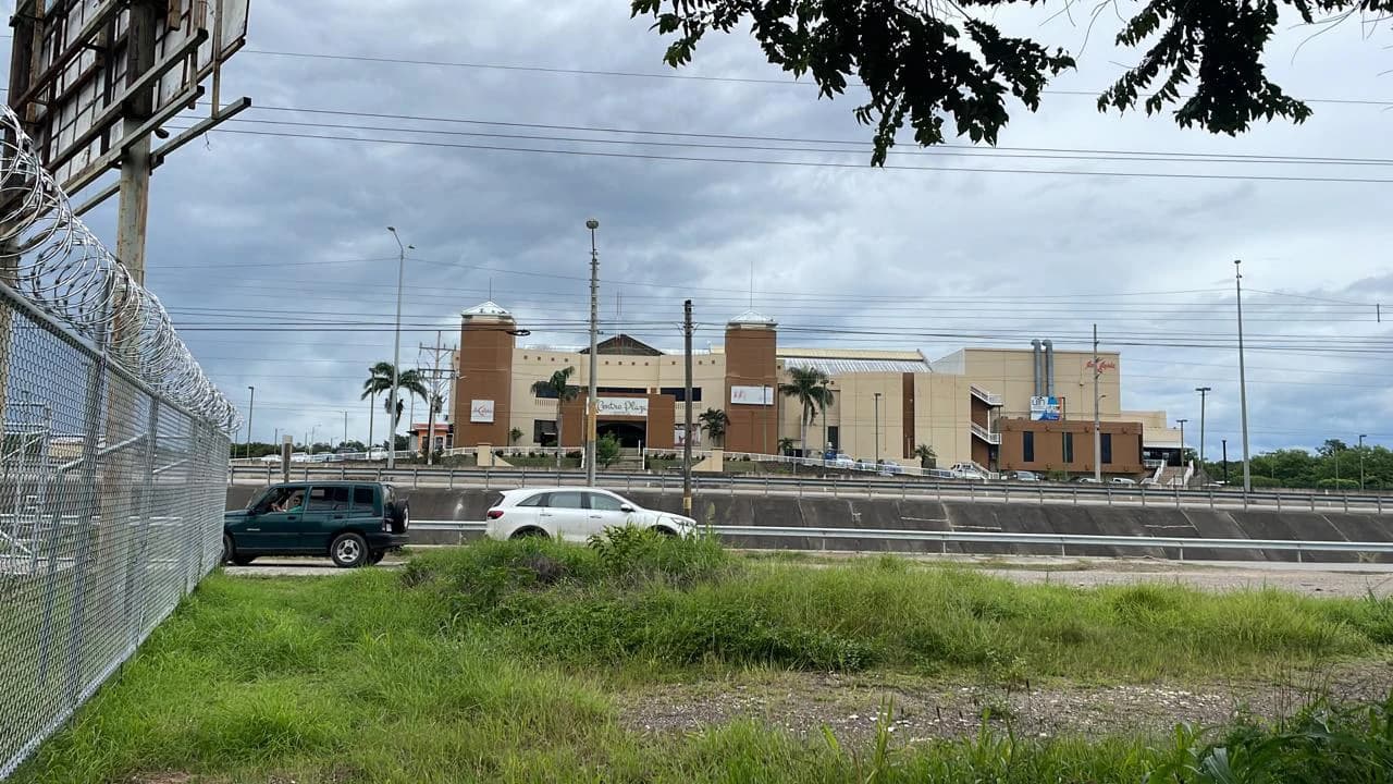 Commercial property for sale in Liberia center in front of the Mall on the main Inter american highway # 1 - photo 3