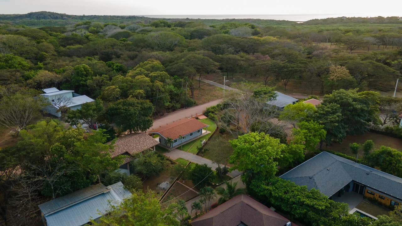 Private home in Tamarindo center: Family home inside "La Norma" - photo 1