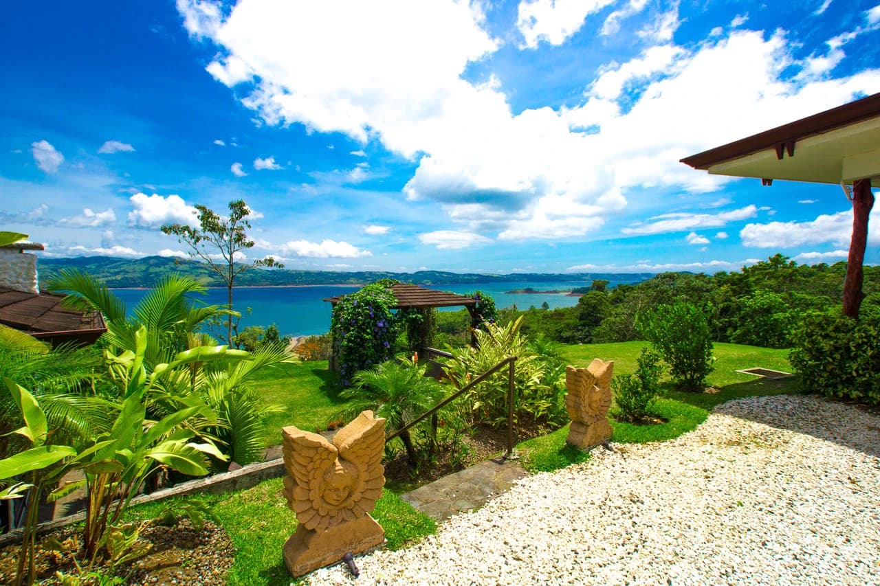 Luxury Vacation Rental Villas for Sale with Amazing Views of Lake Arenal