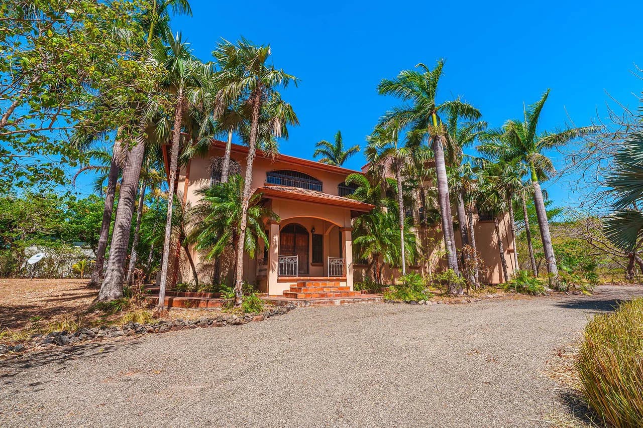 Casa Palacio: Elegant and Palatial 3BR in Gated Community - photo 8