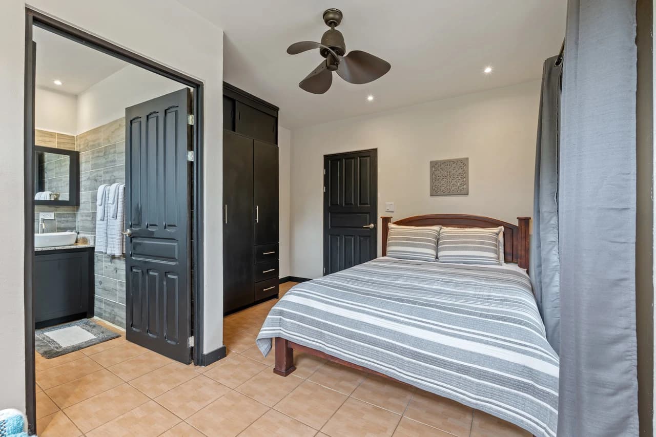 Laughing Gecko Suites: Beach Suites / Boutique Hotel For Sale - photo 23