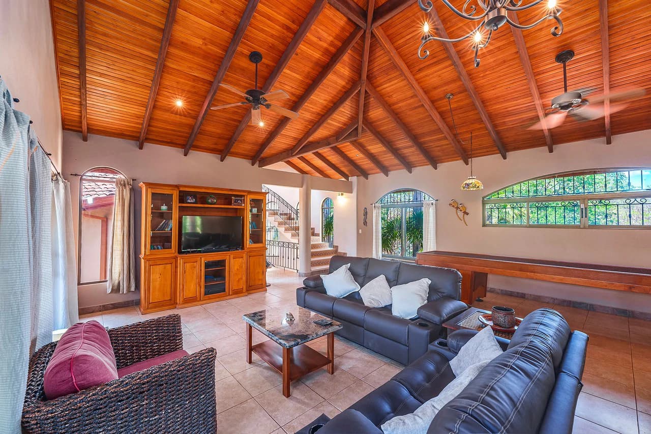Casa Palacio: Elegant and Palatial 3BR in Gated Community - photo 22