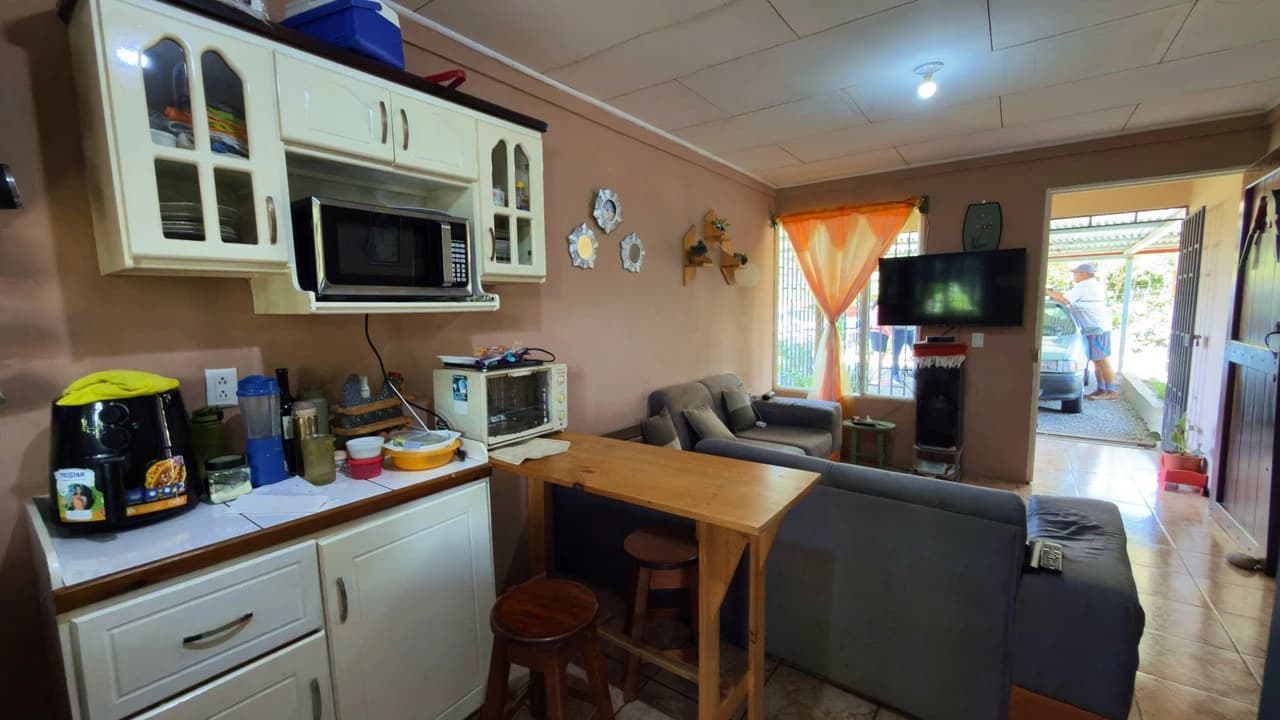 RURAL HOME IN PEACEFUL ENVIRONMENT AT PLAYA VERDE, SANTA ELENA 206 SQM LOT - photo 9