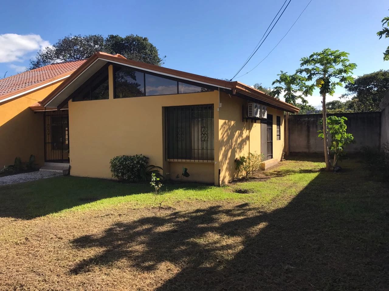 LUXURY HOUSE FOR SALE AND RENT IN LIBERIA: Beautiful luxury home in Liberia, Barrio La Cruz, in excellent location, very safe and quiet - photo 3