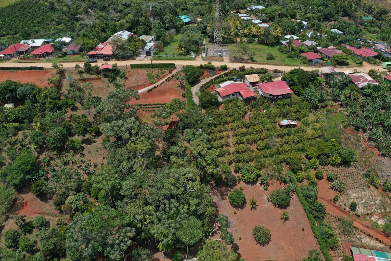 Prime 40,000 Sq. Ft. Building Lot with Mountain & Valley Views in Pérez Zeledón - photo 2
