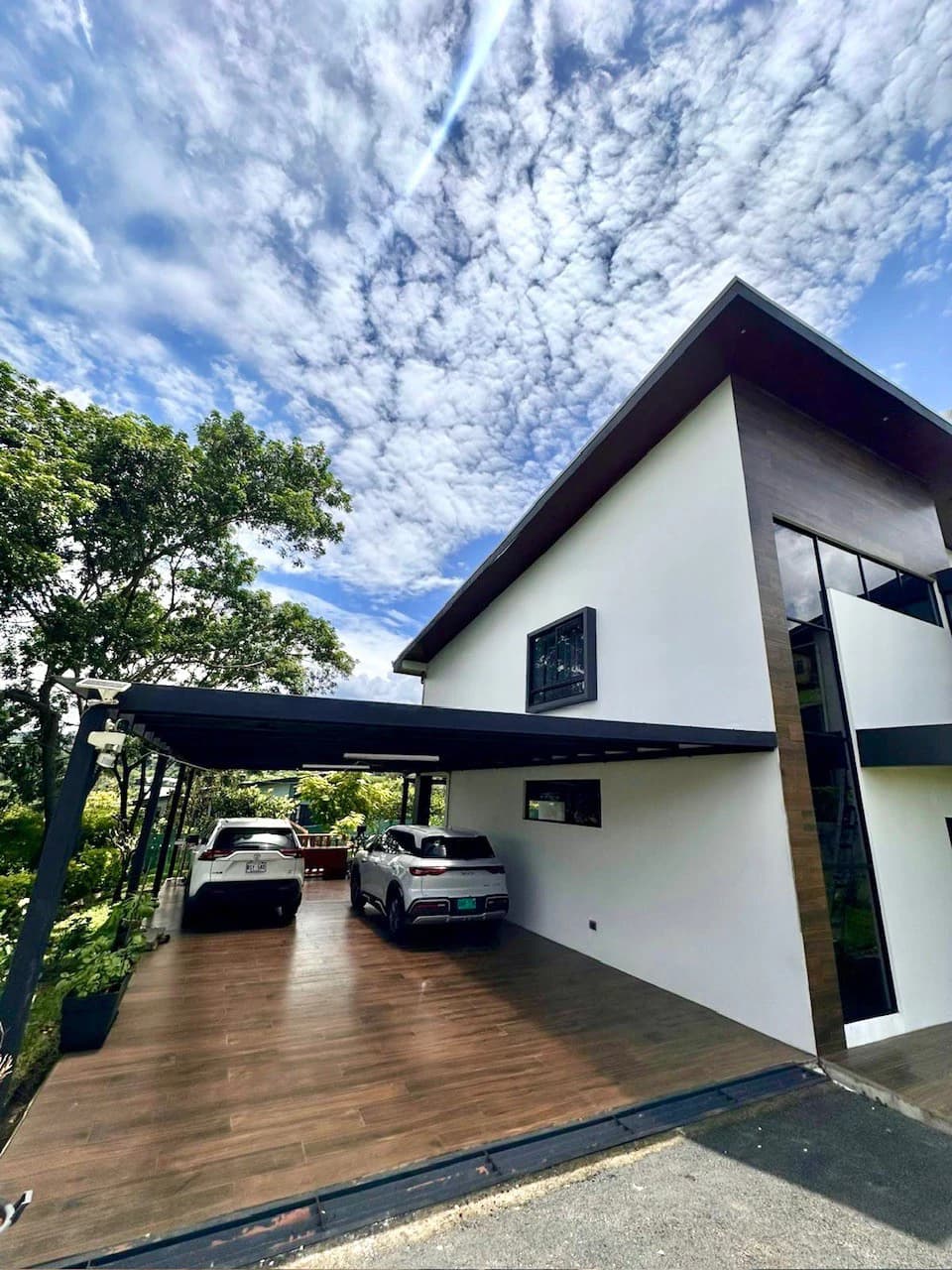 Casa 40 Grecia: Modern 4-BR Country Estate in Grecia | 4-Car Covered Garage, Solar Hot Water, First-Floor Bedroom & River Trails - photo 2
