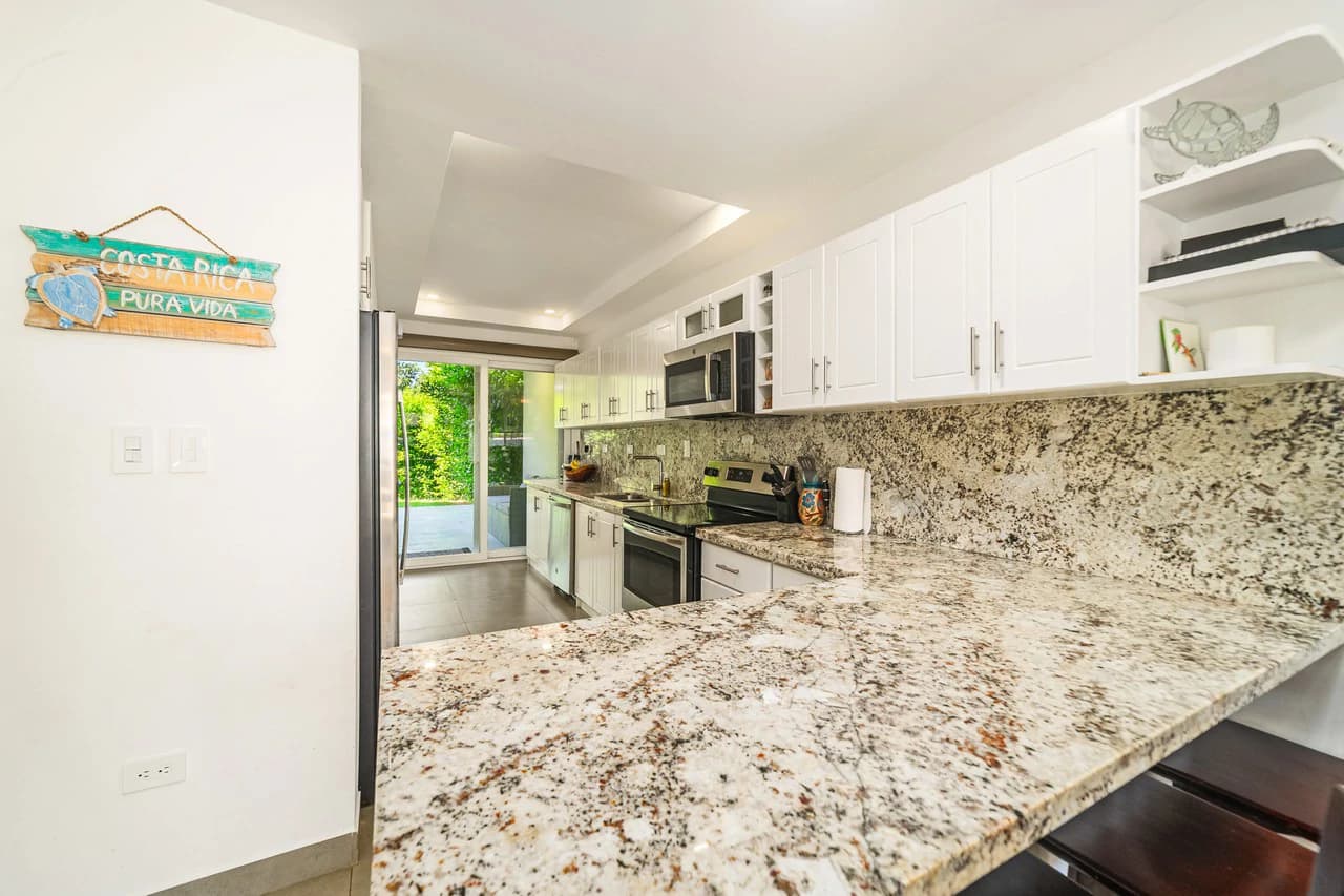 Jacarandas #11: Elegant Townhouse Minutes from the Beach - photo 15