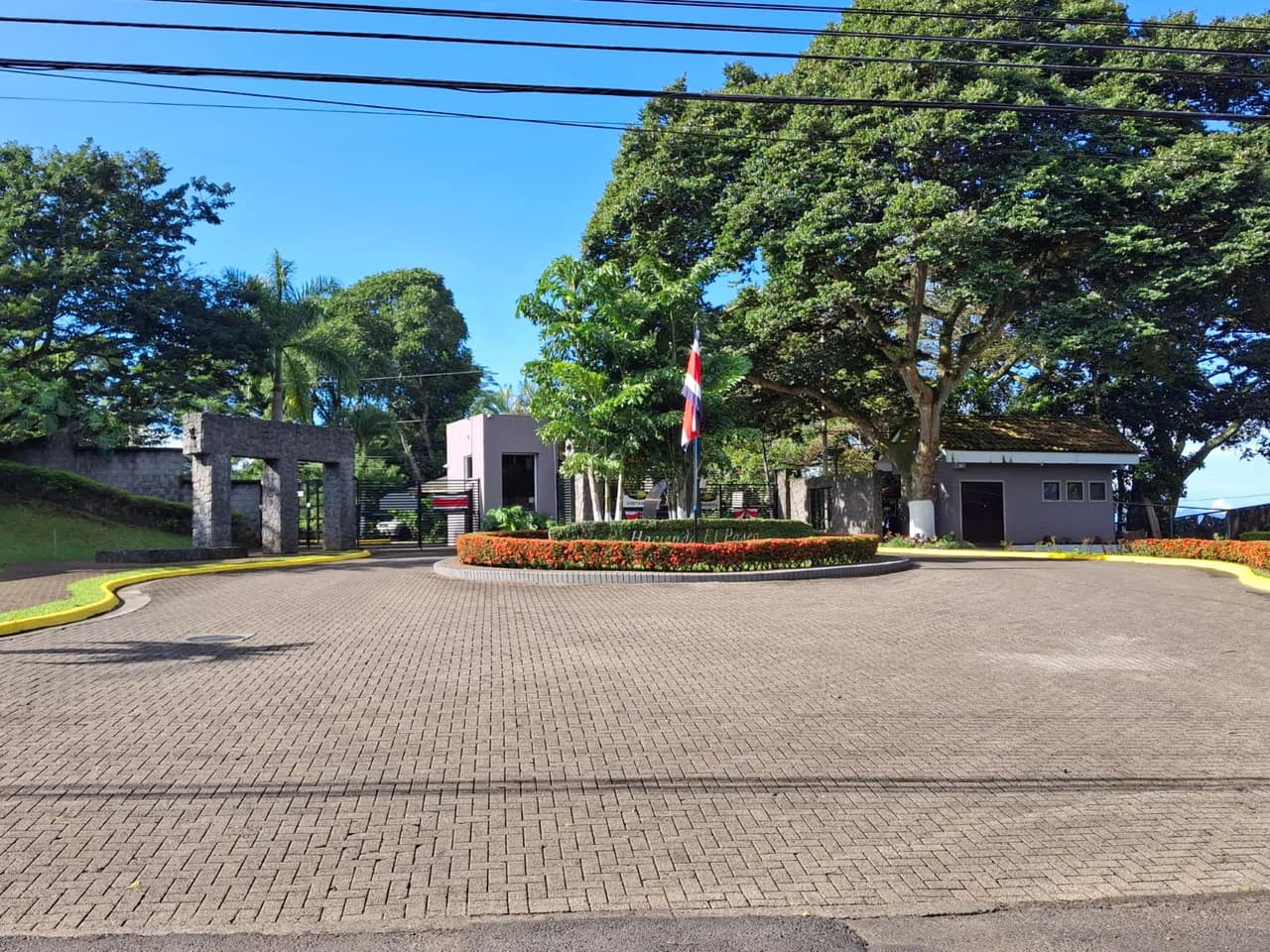 Casa Hacienda: REDUCED $30K! Modern single level in Prestigious Hacienda del Paseo