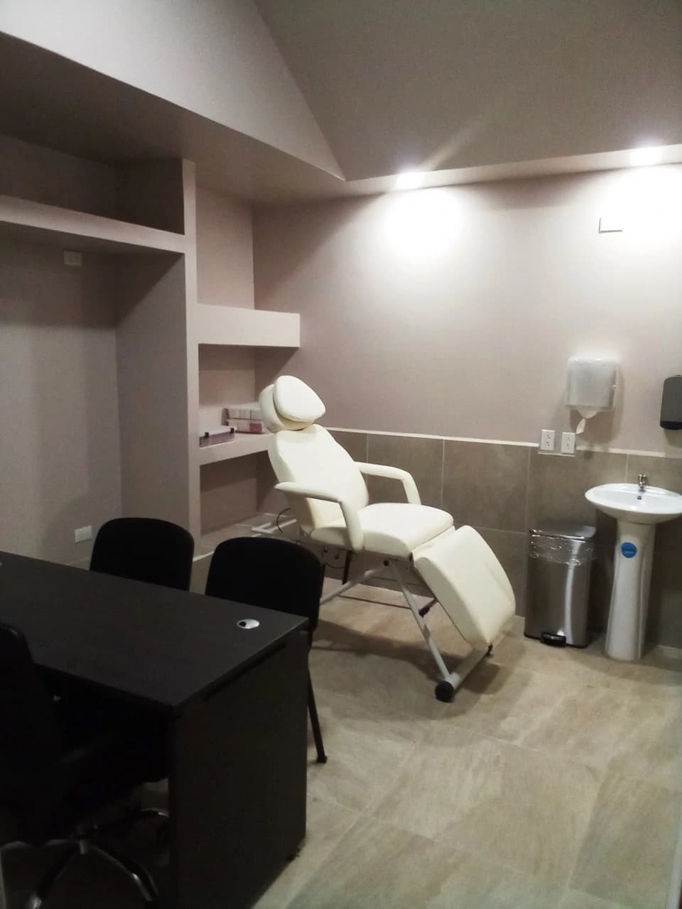 Hotel Opportunity!: HUGE PRICE DROP! Hotel & Medical Spa/Clinic in the heart of town! - photo 17