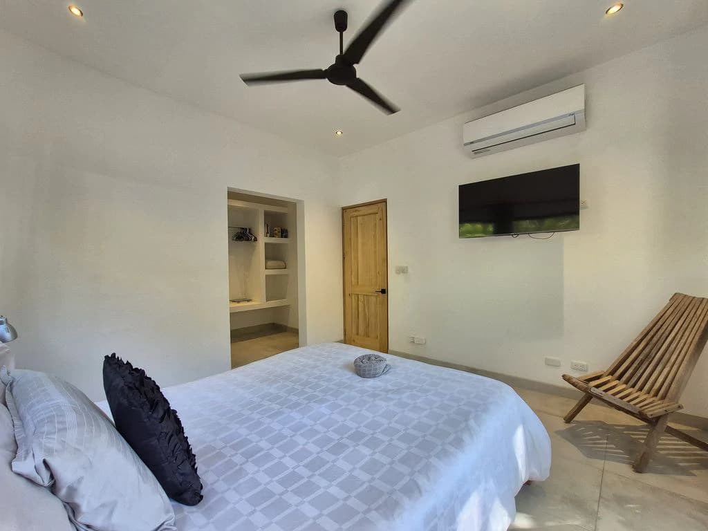 Casa Joya: Turnkey Modern Home with pool – Prime Location & Rental Income - photo 12