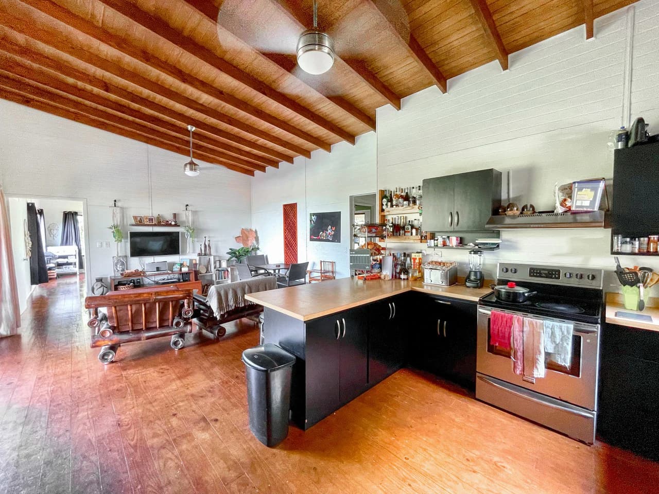 2.24 ACRES – 7 Bedrooms Ocean View Boutique Hotel With Two Pools, 5 Minutes to Uvita, Multiple Rental Options!! - photo 34