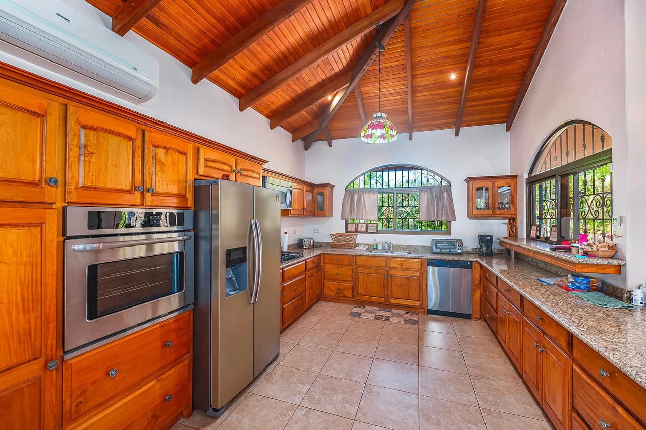 Casa Palacio: Elegant and Palatial 3BR in Gated Community - photo 16