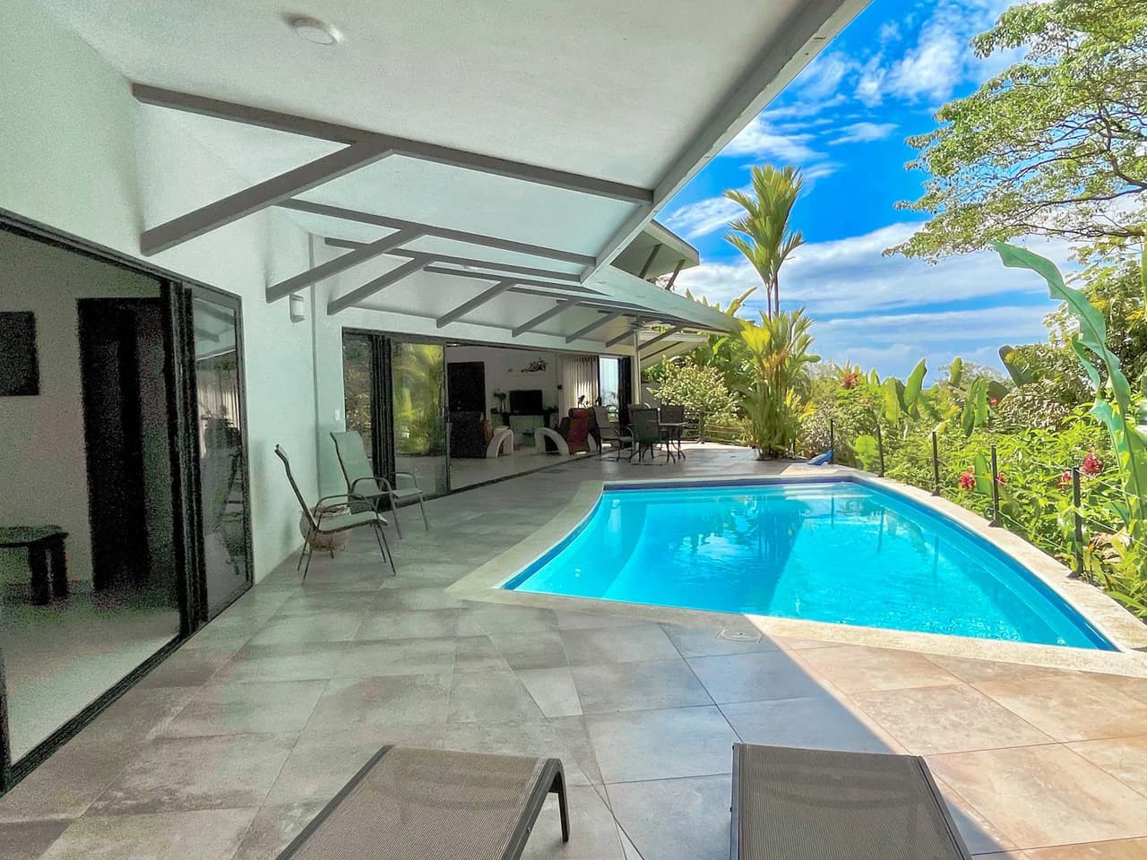 2.24 ACRES – 7 Bedrooms Ocean View Boutique Hotel With Two Pools, 5 Minutes to Uvita, Multiple Rental Options!! - photo 21