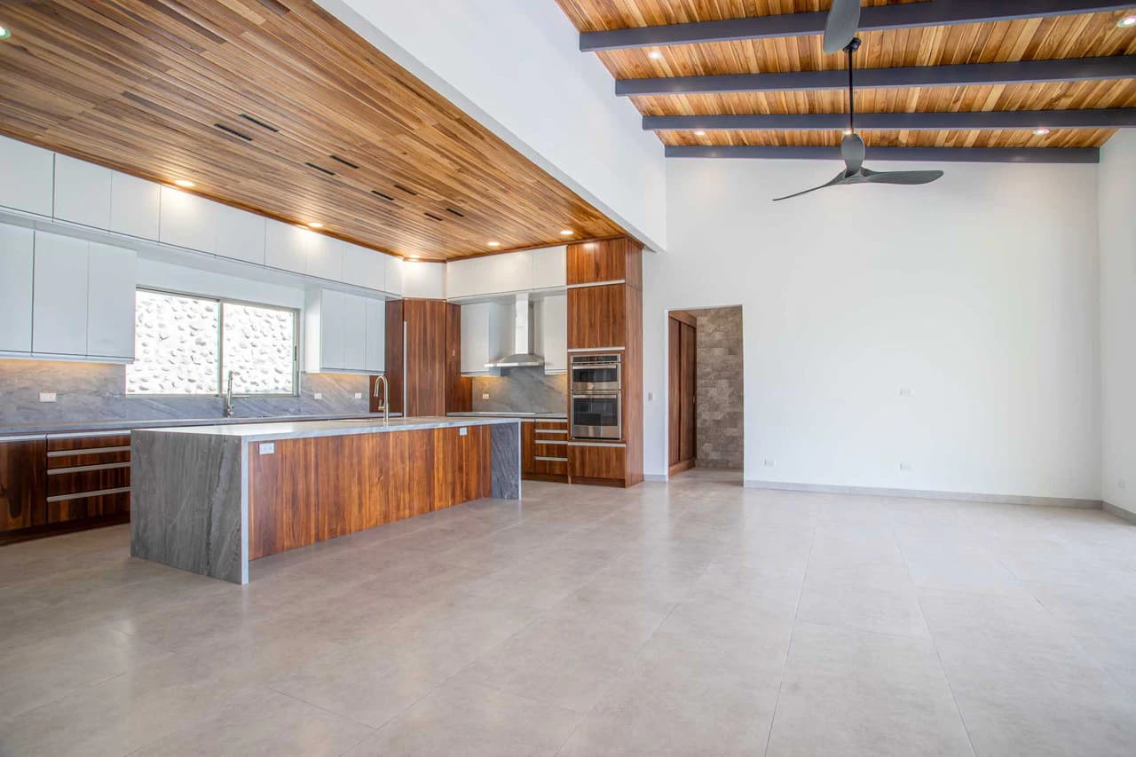 New Single-Story Home for Sale in Las Rocas, Atenas – Pool, Jacuzzi & Panoramic Views - photo 8