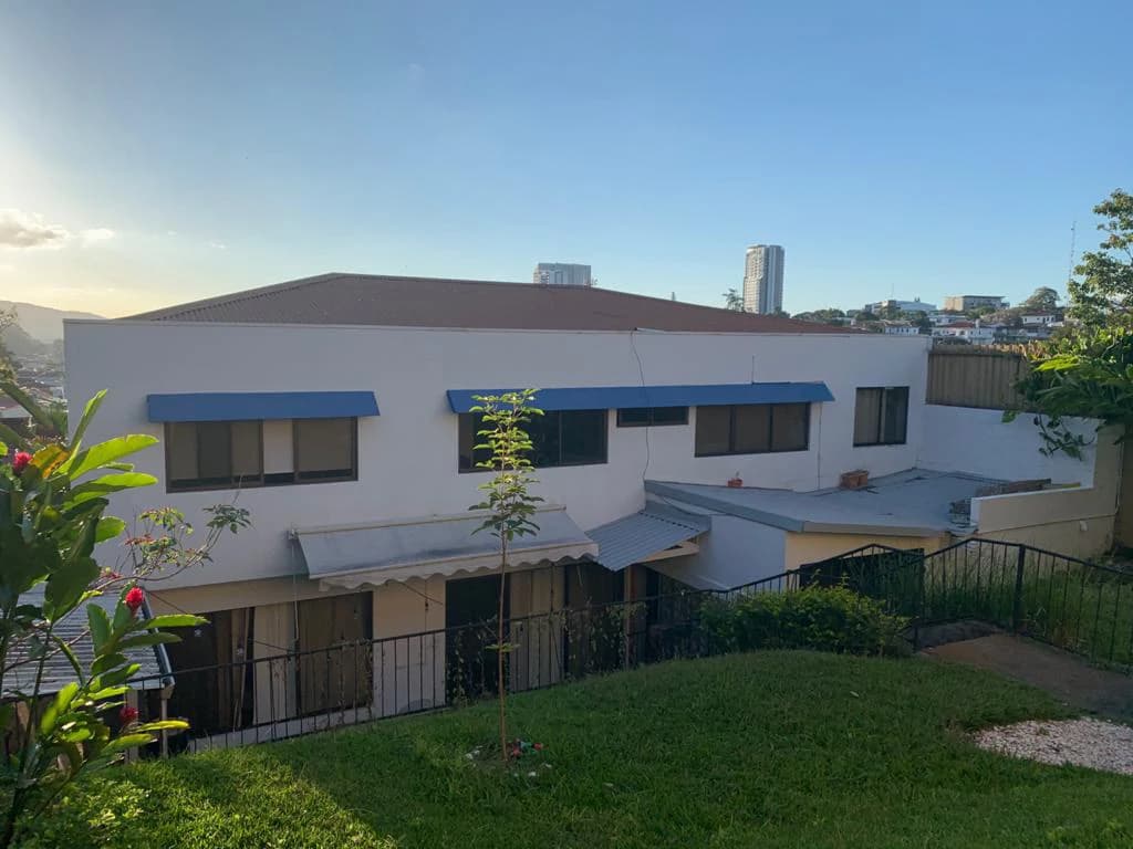 Building in Los Yoses - Three-level ready-to-operate - photo 10