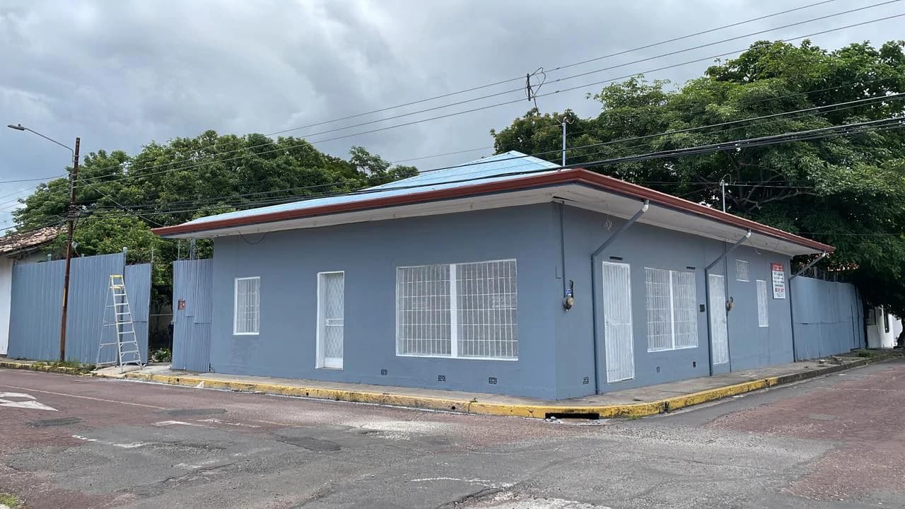 Property for rent or sale in the center of Liberia 2 houses with 350 m², 2 big living rooms, 7 rooms, a garden, and 9 parking lots