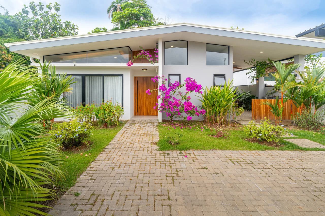 Casa Cola Ballena: Modern new construction, walk to the beach, Best in class location - photo 7