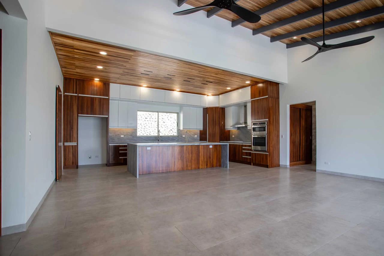 New Single-Story Home for Sale in Las Rocas, Atenas – Pool, Jacuzzi & Panoramic Views - photo 9