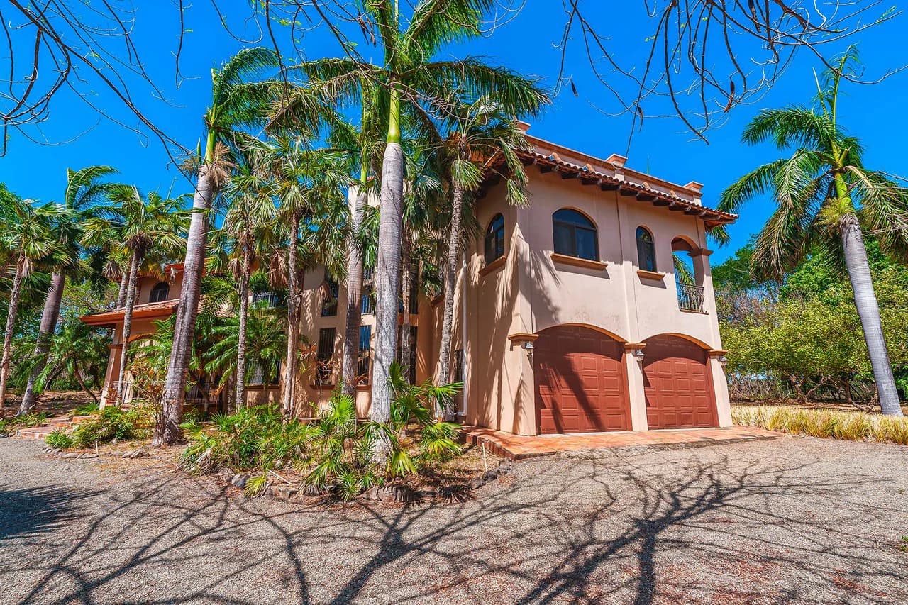 Casa Palacio: Elegant and Palatial 3BR in Gated Community - photo 9