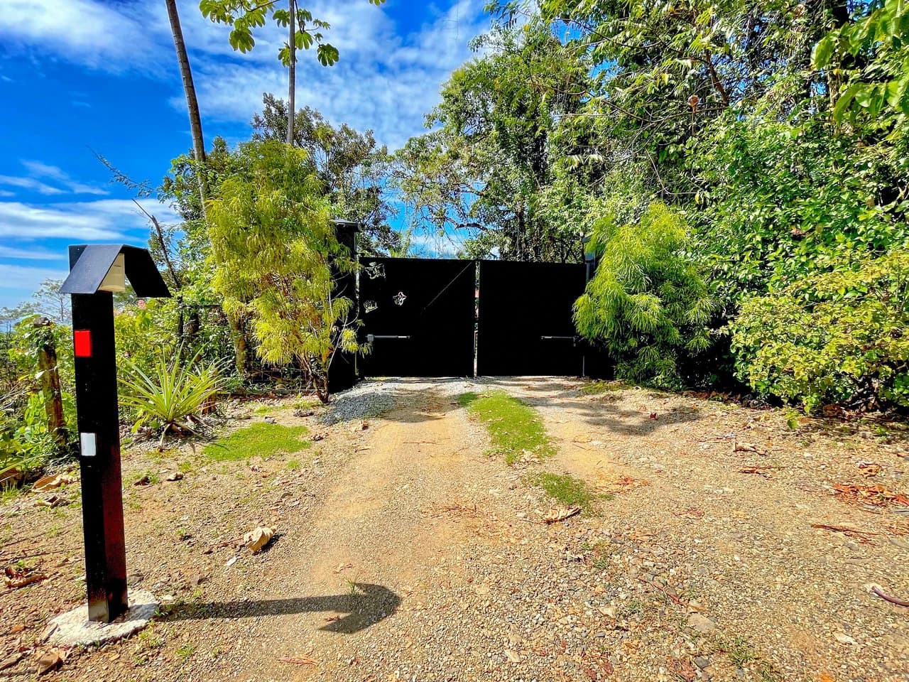2.24 ACRES – 7 Bedrooms Ocean View Boutique Hotel With Two Pools, 5 Minutes to Uvita, Multiple Rental Options!! - photo 40