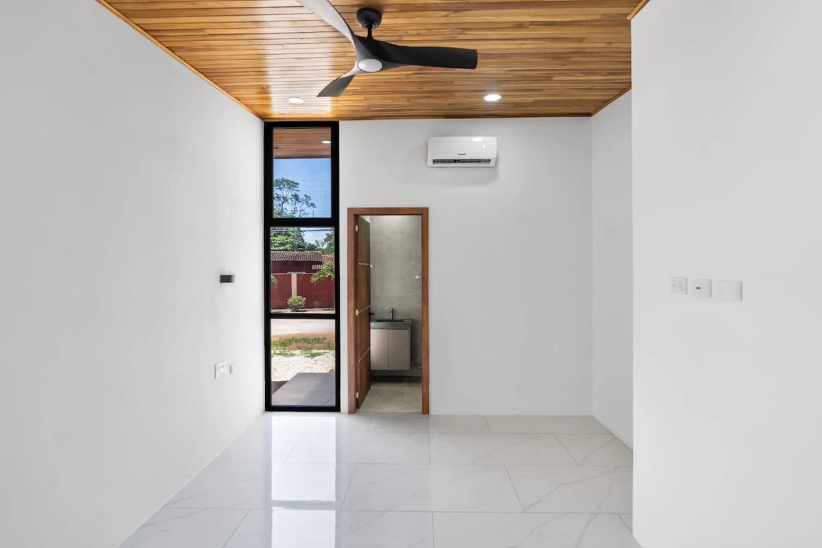 Casa Solana: Brand-New Modern Home in Palm Beach Estates, 2-Minute Walk to the Beach! - photo 11