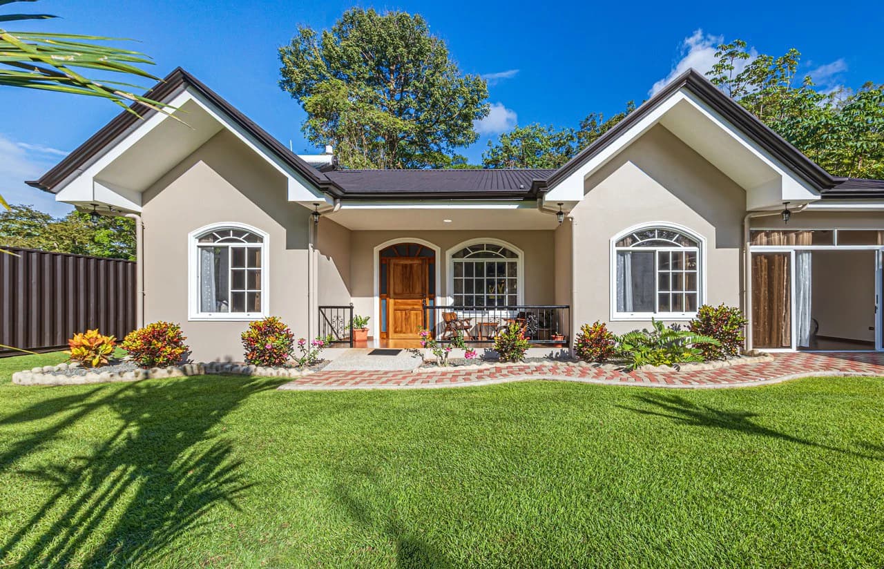 Exceptional 5-Bedroom Residence on Los Laureles Street – Prime Location & Versatile Layout
