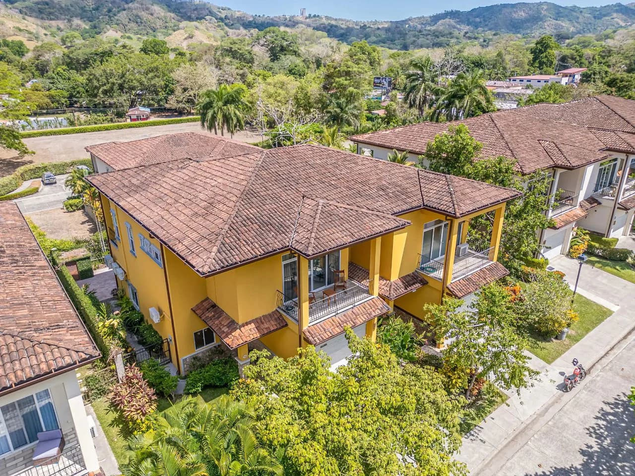 Peaceful and Secure 3BR Condo with Private Pool in Las Lomas