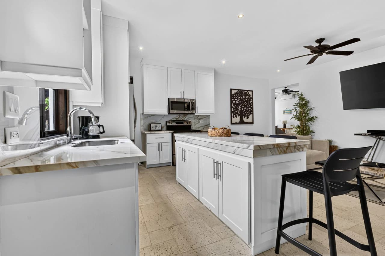 16 Avenida La Antigua: Renovated Turn- Key Living in the Heart of Las Catalinas - photo 5