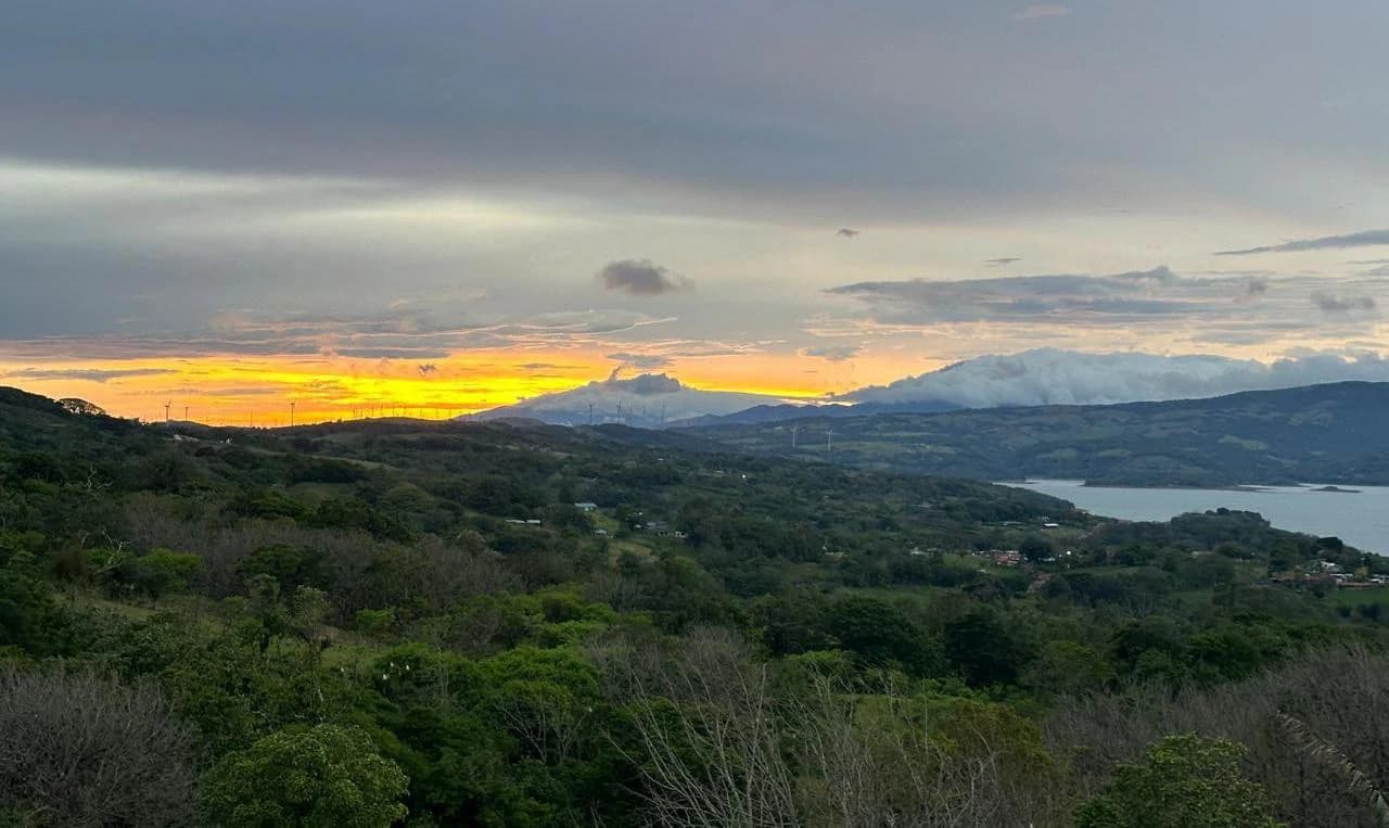 Multi-residential compound: Multi-residential and commercial-mixed properties featuring combined office/call-center spaces and residential apartments on Lake Arenal - photo 4