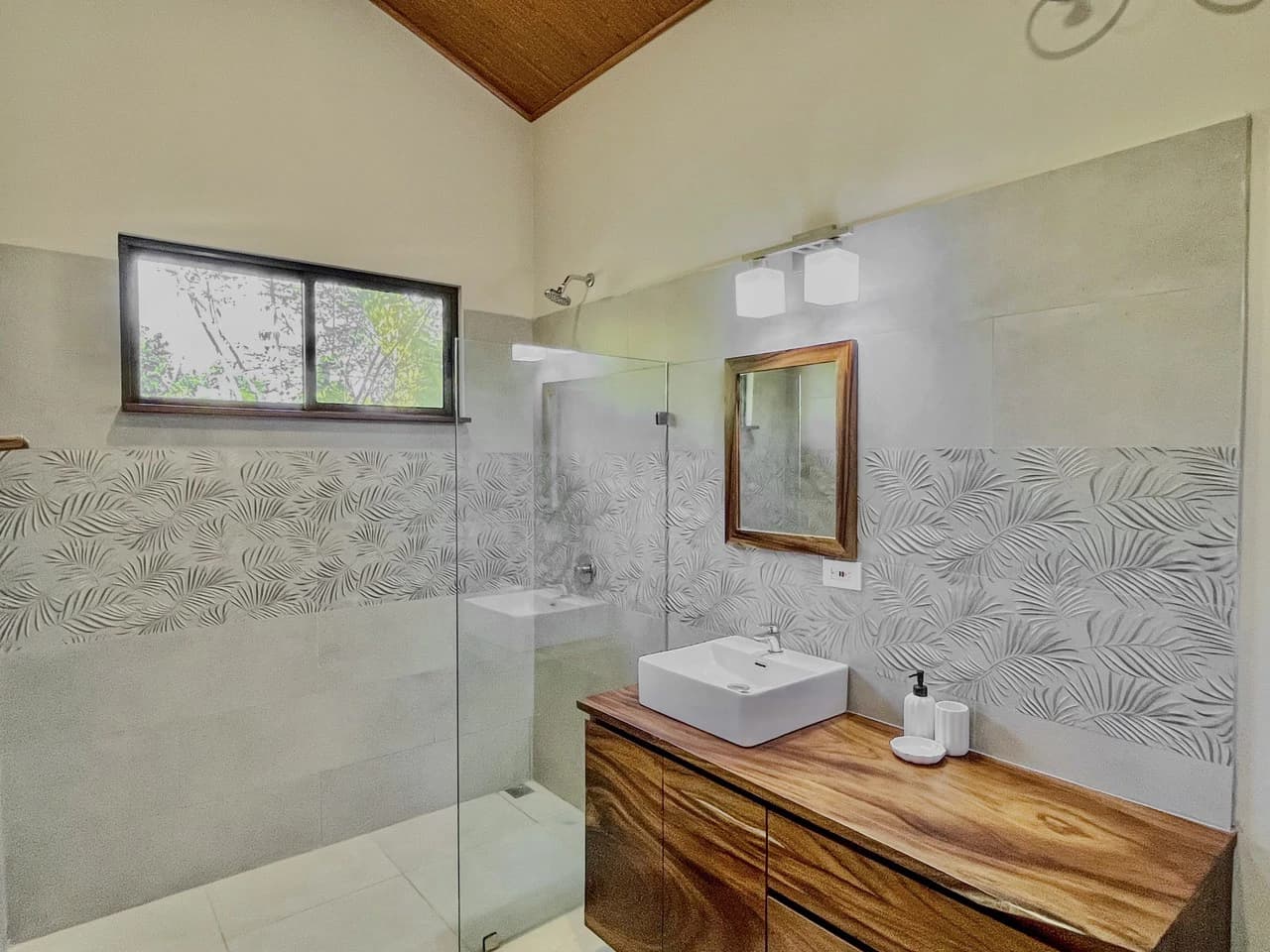 .075 ACRES – 2 Bedroom New Construction Home, Walk to the River, 5min to Playa Matapalo, 15min to Dominical!!!! - photo 22