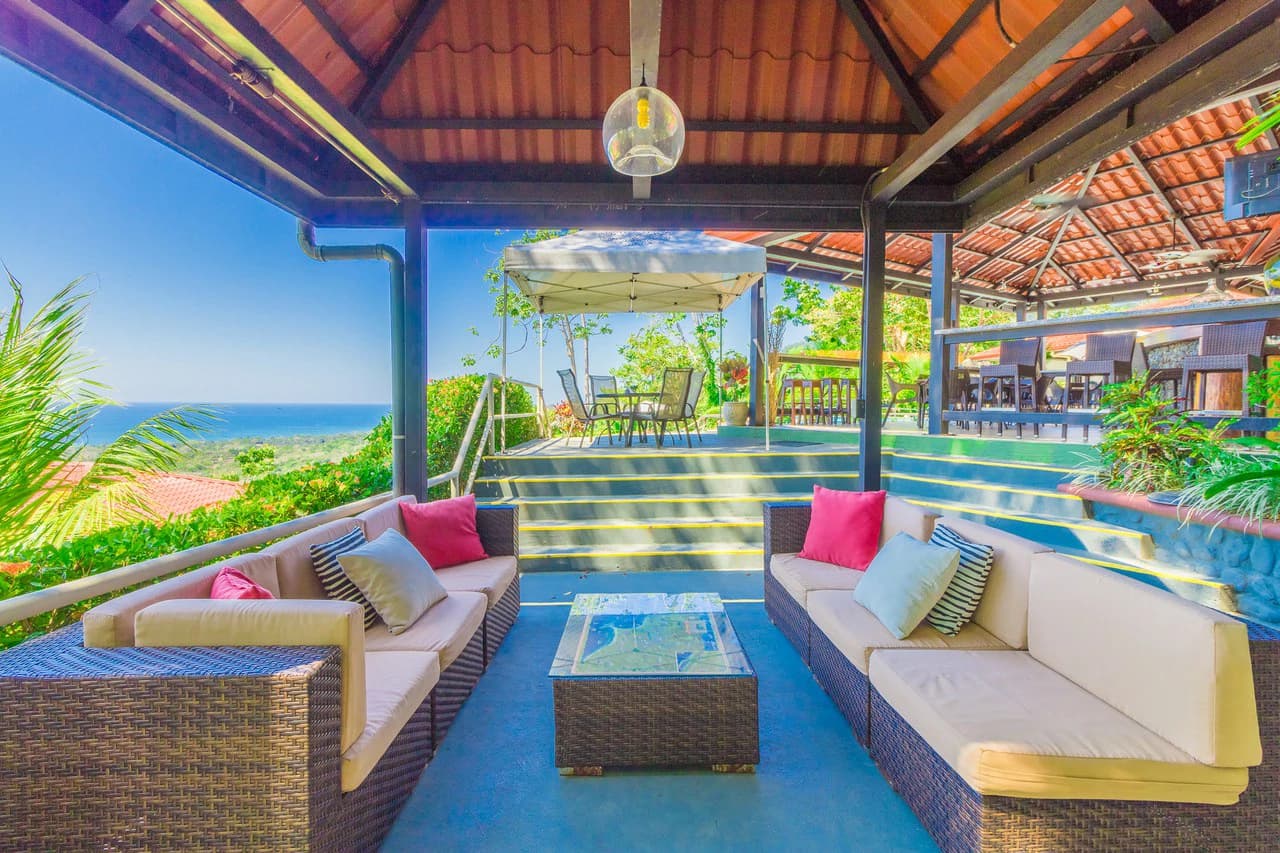 Popular 20-room Boutique hotel /retreat. Stunning ocean views - photo 17