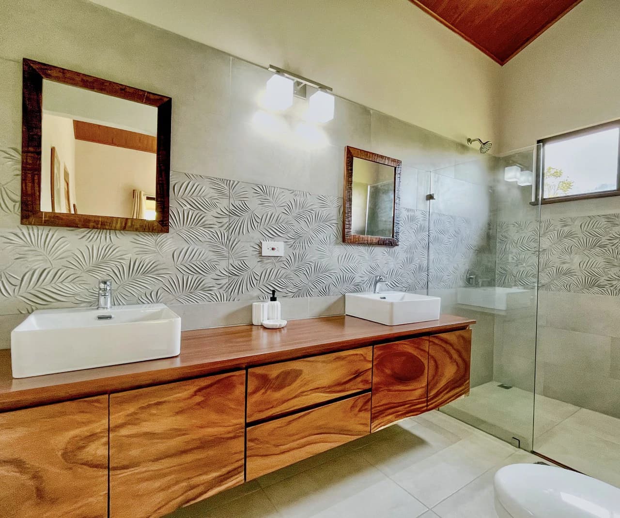 .075 ACRES – 2 Bedroom New Construction Home, Walk to the River, 5min to Playa Matapalo, 15min to Dominical!!!! - photo 17