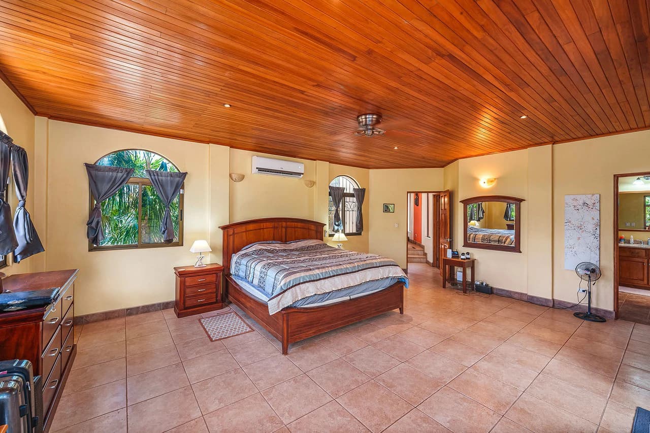 Casa Palacio: Elegant and Palatial 3BR in Gated Community - photo 29