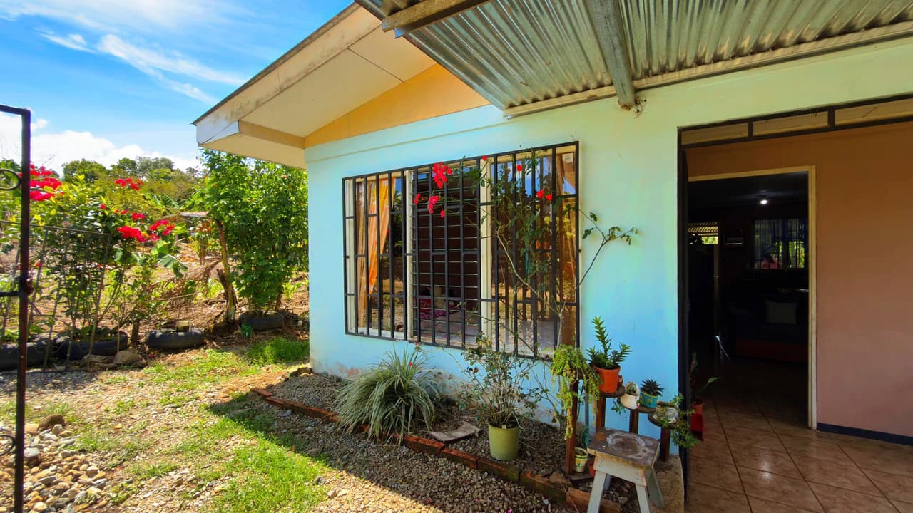 RURAL HOME IN PEACEFUL ENVIRONMENT AT PLAYA VERDE, SANTA ELENA 206 SQM LOT - photo 4