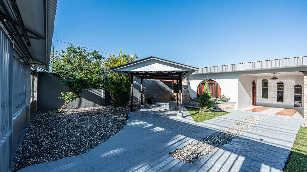 Completely Renovated 5 Bedroom Home in the Heart of San Isidro - photo 4