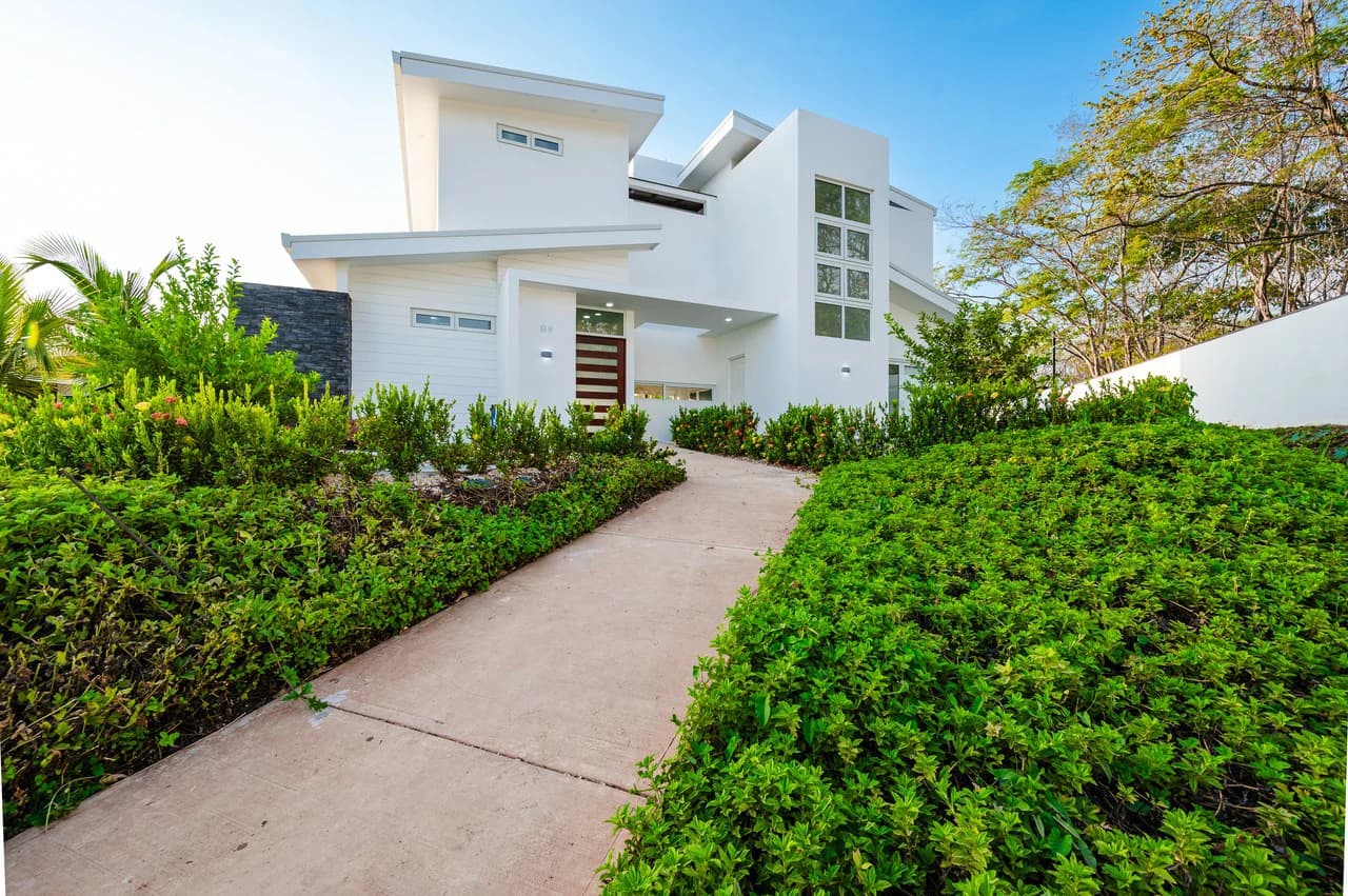 The Enclave: Ultra-Modern 5 Bedroom Villa Located Minutes From the Beach! - photo 3