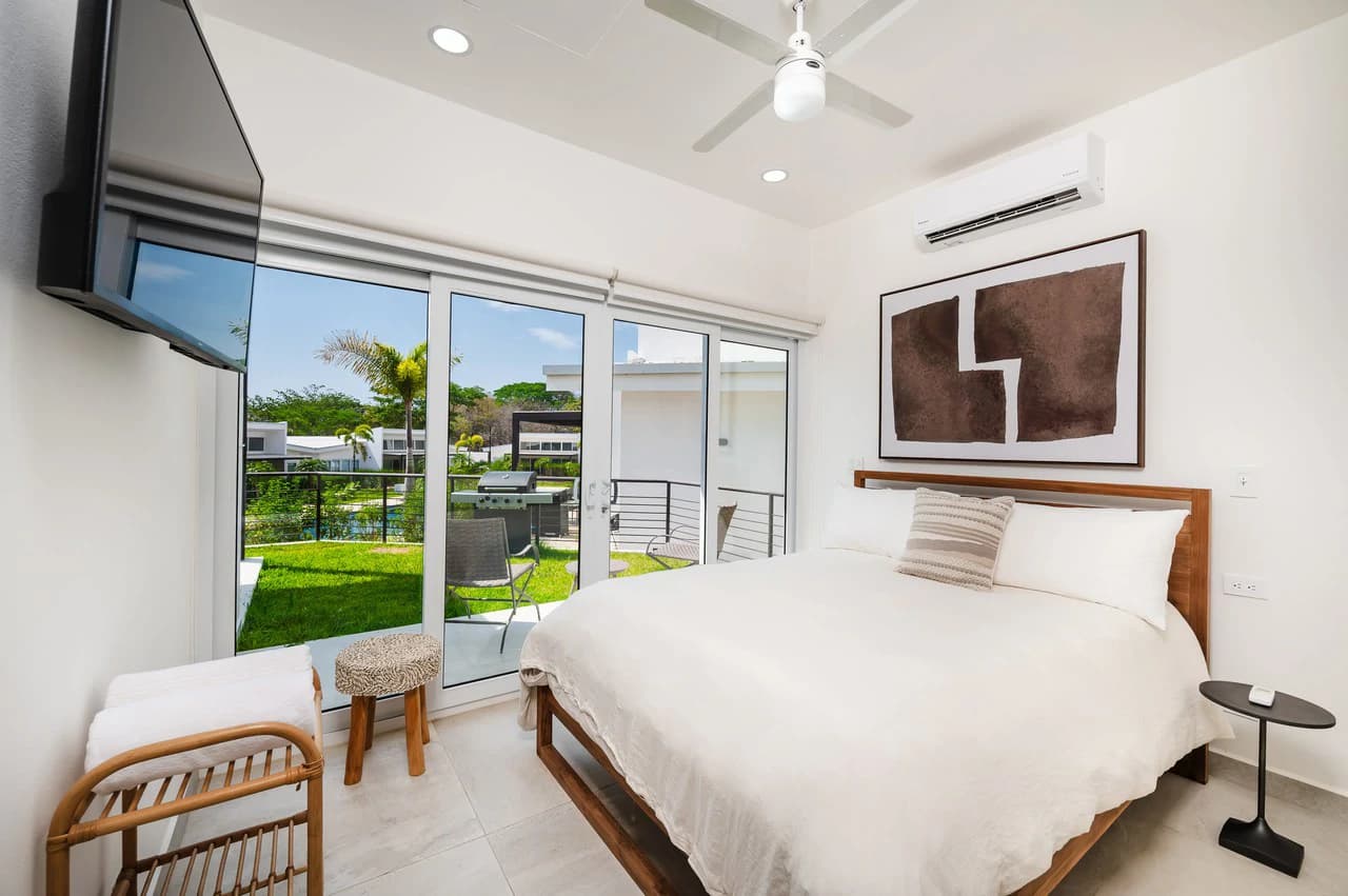 The Enclave: Ultra-Modern 5 Bedroom Villa Located Minutes From the Beach! - photo 28