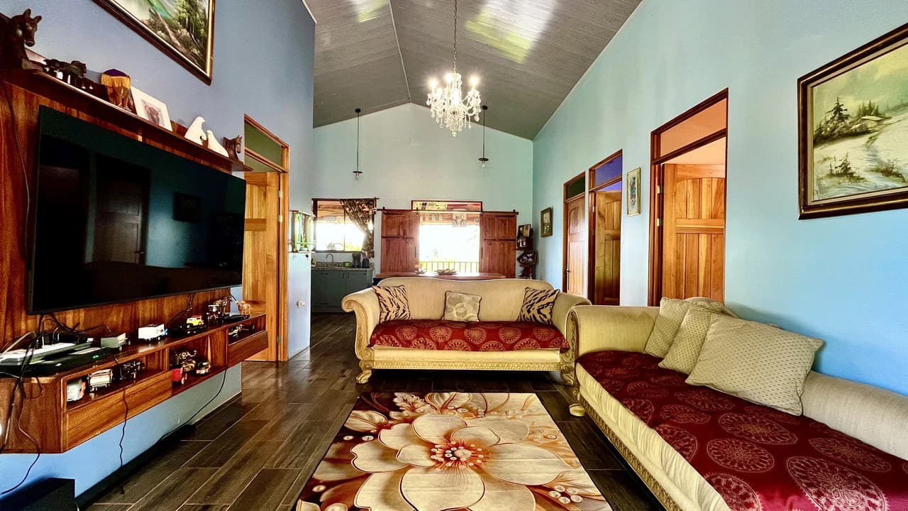 Mountain and Countryside House For Sale in Daniel Flores - photo 4
